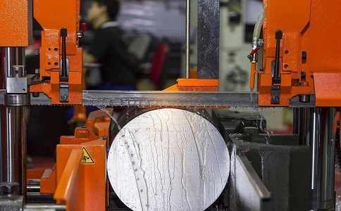 独山立式金属带锯床切削出现跑带故障解决方法！